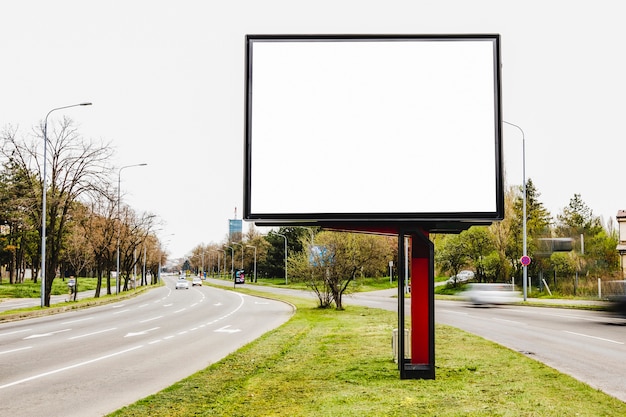 Pusty billboard na reklamy zewnętrzne na środku drogi