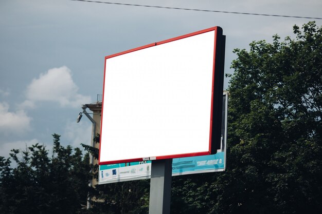 Pusty billboard w mieście