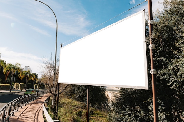 Bezpłatne zdjęcie pusty duży billboard na poboczu