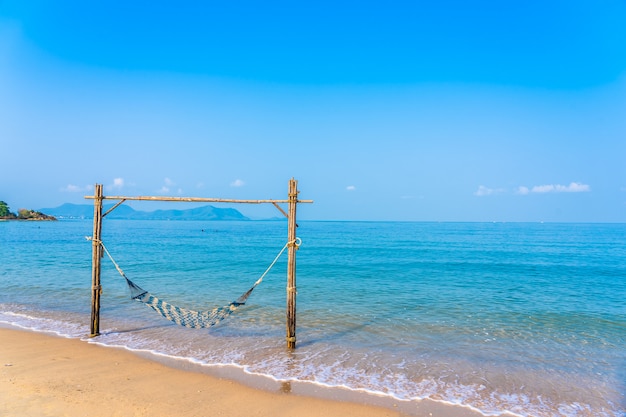 Pusty hamak huśtawka na pięknej plaży i morza