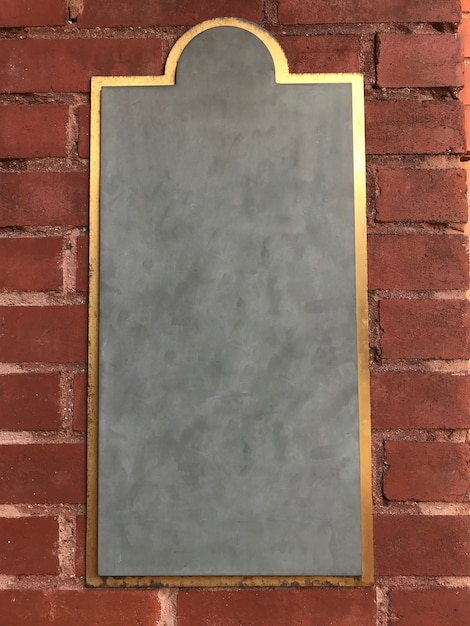 Pusty kredowej deski znak na ściana z cegieł