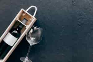 Bezpłatne zdjęcie pusty szklany pobliski pudełko z winem