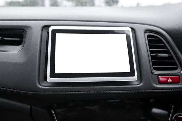 Pusty wbudowany ekran nawigacji w inteligentnym samochodzie