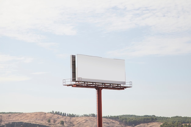 Bezpłatne zdjęcie pusty wielki gromadzący billboard przeciw niebu