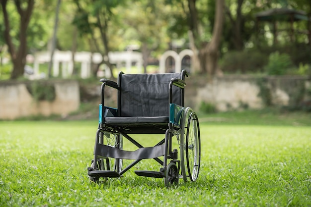 Pusty wózek inwalidzki parkujący w parku, opieki zdrowotnej pojęcie.
