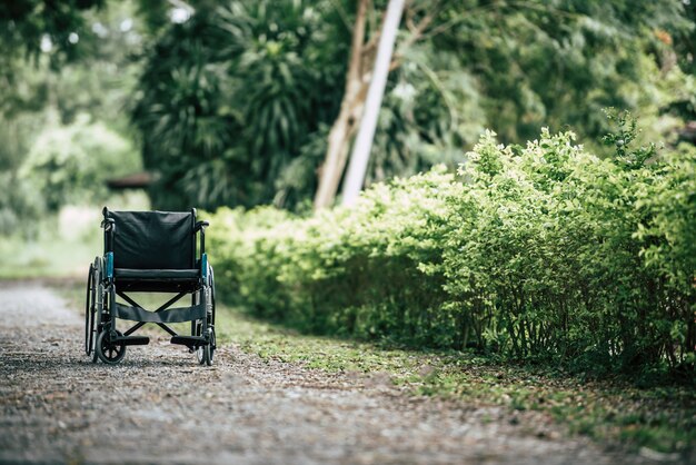 Pusty wózek inwalidzki parkujący w parku, opieki zdrowotnej pojęcie.