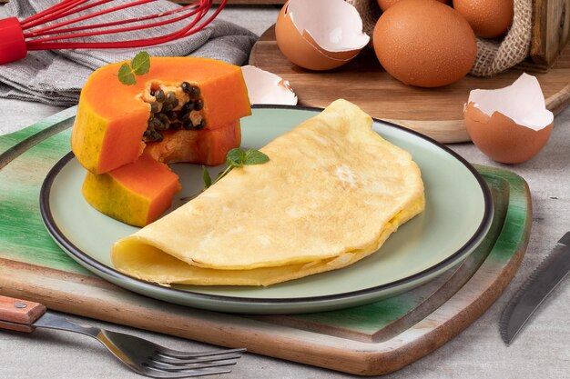 Pyszna crepioca podawana z dojrzałą papają. zdrowe jedzenie.