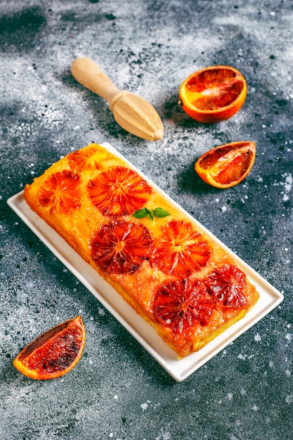 Bezpłatne zdjęcie pyszna francuska tarta deserowa z czerwoną pomarańczą.