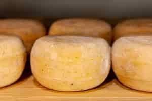Bezpłatne zdjęcie pyszna odmiana rustykalnego sera