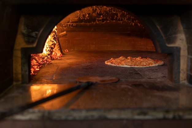 Bezpłatne zdjęcie pyszna pizza do pieczenia pod dużym kątem