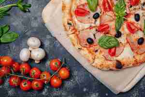 Bezpłatne zdjęcie pyszna pizza neapolitańska na pokładzie z pomidorami koktajlowymi, wolne miejsce na tekst