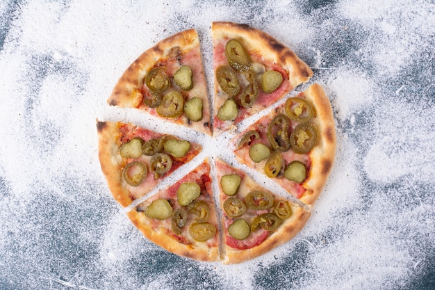 Bezpłatne zdjęcie pyszna pizza salami z jalapenos na marmurze.