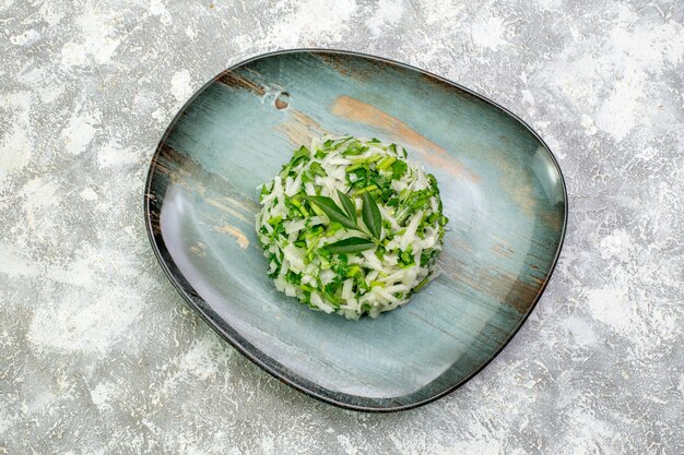 Bezpłatne zdjęcie pyszna sałatka z widokiem z góry składa się z zieleni i kapusty wewnątrz talerza