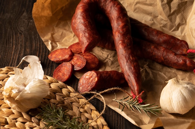 Pyszna tradycyjna kompozycja chorizo