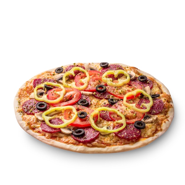 Pyszna włoska pizza z pomidorami, oliwkami, pepperoni i pieczarkami, widok z góry na białym tle. Martwa natura. Skopiuj miejsce