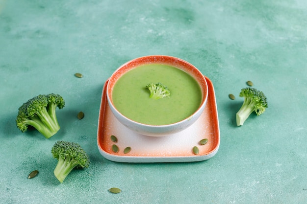 Pyszna zielona zupa krem z brokułów domowej roboty.