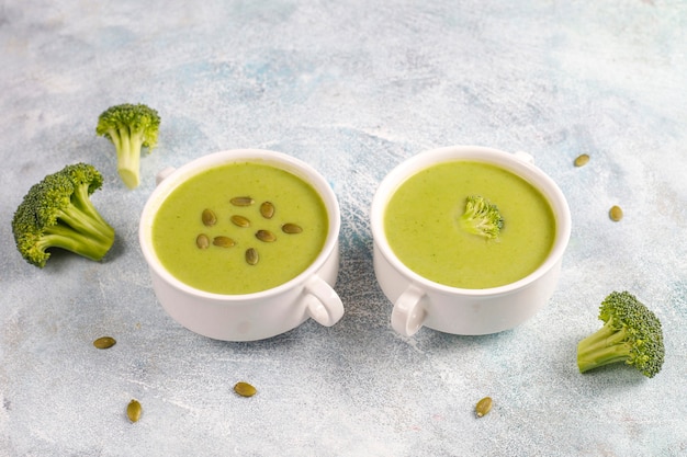 Pyszna zielona zupa krem z brokułów domowej roboty.