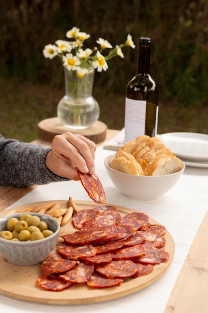 Bezpłatne zdjęcie pyszne chorizo pokrojone w plastry na talerzu