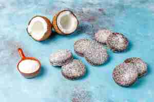 Bezpłatne zdjęcie pyszne ciasteczka czekoladowo-kokosowe z kokosem, widok z góry