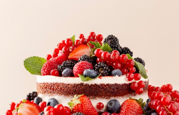 Pyszne ciasto z kompozycją owoców leśnych