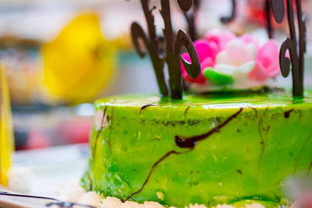 Pyszne ciasto z zielonym lukrem