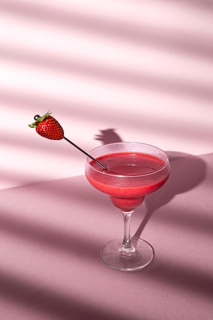 Pyszne daiquiri z wysokim kątem z truskawkami