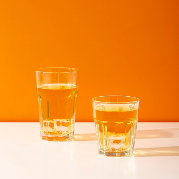 Pyszne drinki w przezroczystych szklankach