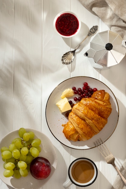 Bezpłatne zdjęcie pyszne francuskie śniadanie z rogalikiem