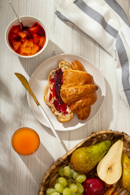 Bezpłatne zdjęcie pyszne francuskie śniadanie z rogalikiem