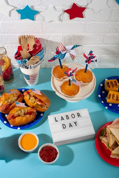 Bezpłatne zdjęcie pyszne hot dogi na amerykańskie święto pracy