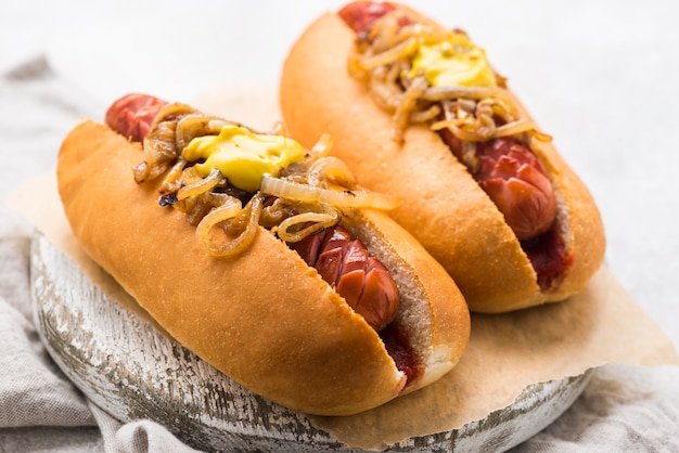 Pyszne hot dogi z musztardą i cebulą