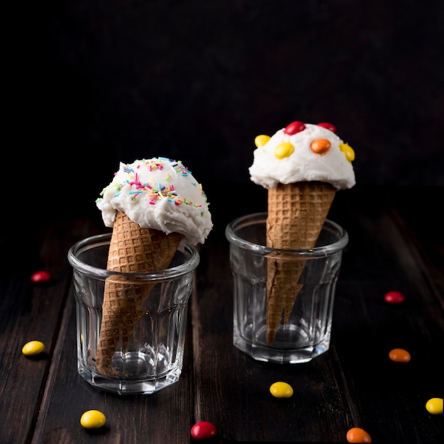 Bezpłatne zdjęcie pyszne lody z cukierkami na wierzchu