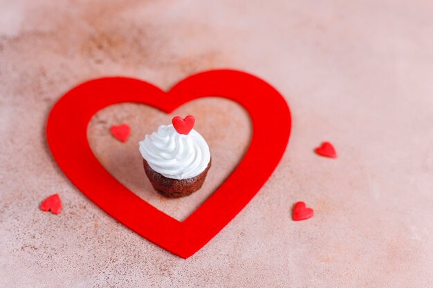 Pyszne mini babeczki czekoladowe na Walentynki.