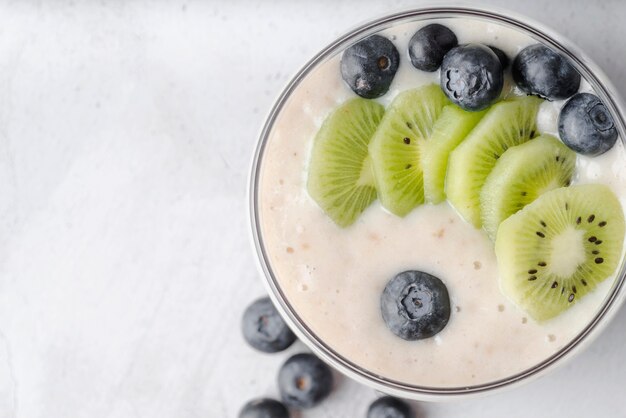 Bezpłatne zdjęcie pyszne organiczne mleko z kiwi i jagodami