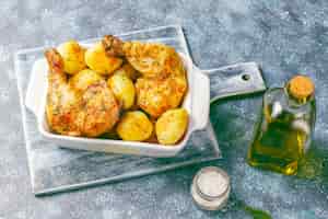 Bezpłatne zdjęcie pyszne pieczone młode ziemniaki z koperkiem i kurczakiem