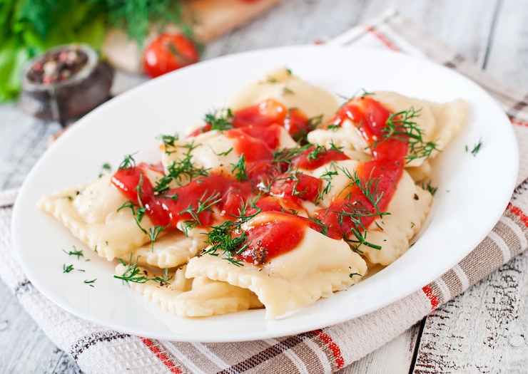 Bezpłatny plik Zdjęcie pyszne ravioli z sosem pomidorowym i koperkiem