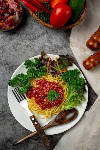 Pyszne spaghetti podawane z pięknymi składnikami.