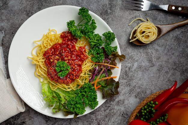 Pyszne spaghetti podawane z pięknymi składnikami.