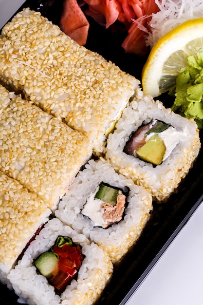 Bezpłatne zdjęcie pyszne sushi na czarnym talerzu
