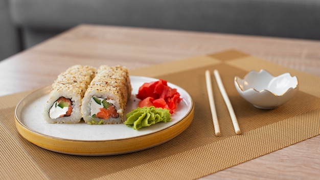 Bezpłatne zdjęcie pyszne sushi na stole pod dużym kątem