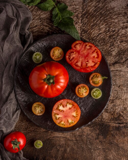Pyszne świeże pomidory na talerzu powyżej widoku