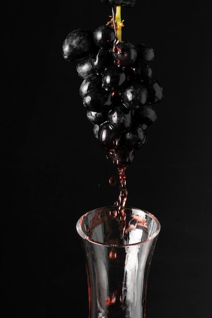 Bezpłatne zdjęcie pyszne winogrona i karafka na wino