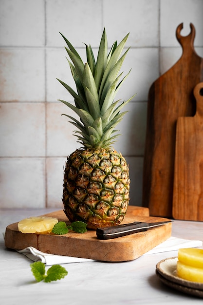 Bezpłatne zdjęcie pyszny ananas martwa natura