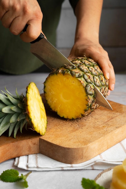 Bezpłatne zdjęcie pyszny ananas martwa natura