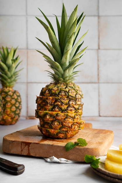 Bezpłatne zdjęcie pyszny ananas martwa natura