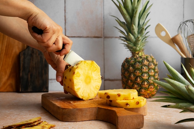 Bezpłatne zdjęcie pyszny ananas martwa natura