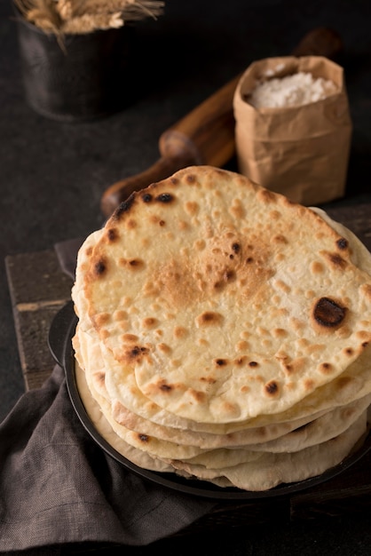 Bezpłatne zdjęcie pyszny asortyment pożywnych roti