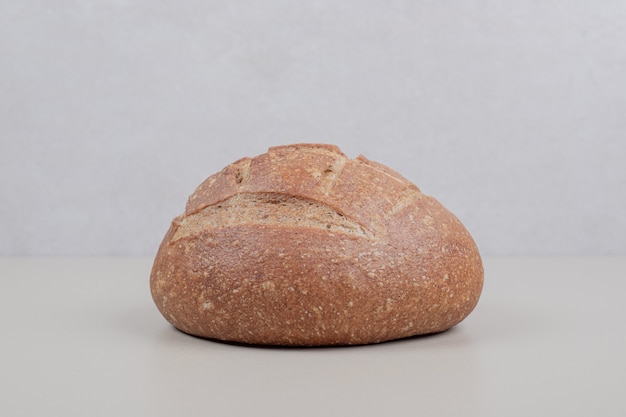 Pyszny Bochenek Chleba Na Białej Powierzchni