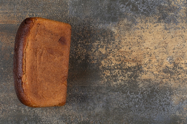 Pyszny bochenek chleba na marmurowym stole.