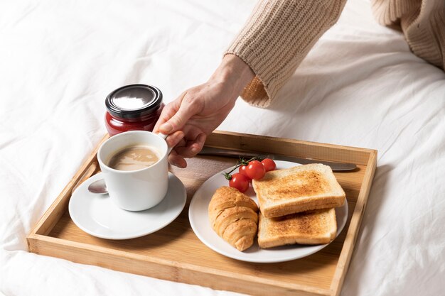 Pyszny brunch na łóżku dla kobiety w ciąży